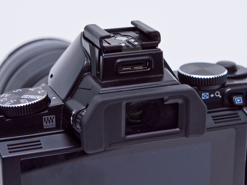 <b>144万ドットのEVFを内蔵する</b>