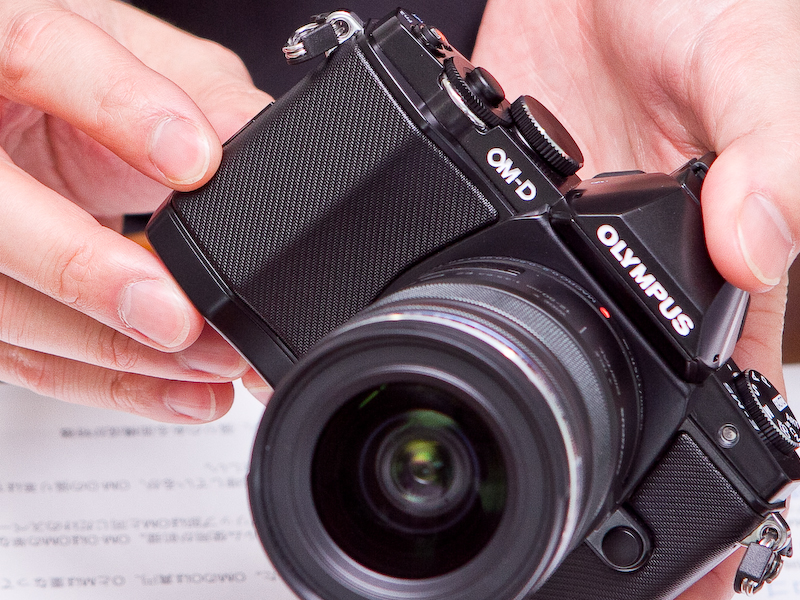 <b>ブラックは斜めのラインでスポーティなイメージを出した</b>