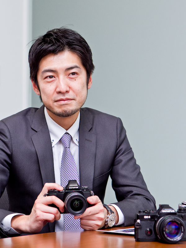 <b>鯛中大輔氏（デザイン全般を担当）。「銀塩OMの思想を引き継いだ“現代のOM”です」</b>