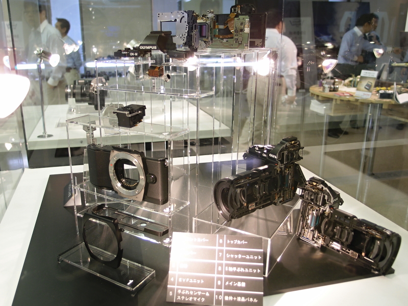 <b>OM-D E-M5の分解モデル</b>