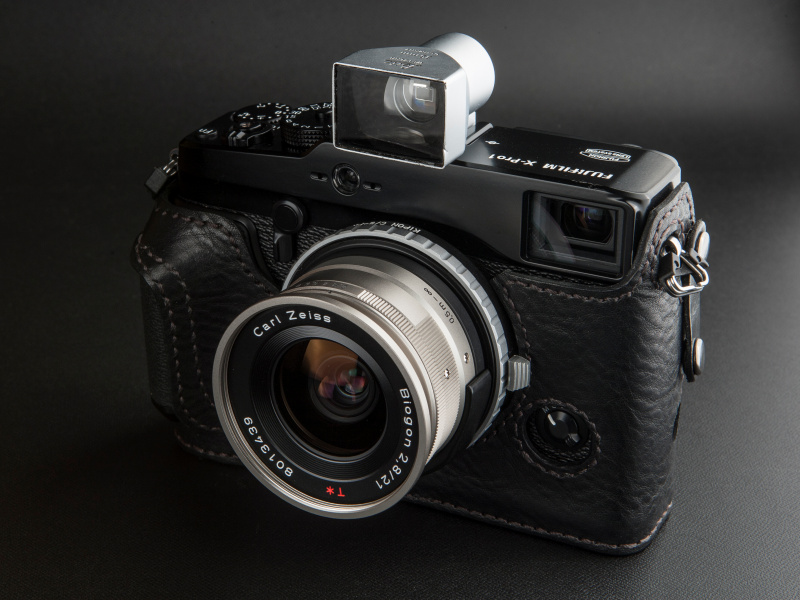 <b>シボ付きのマットなブラックレザーを使い、どことなくミリタリーな臭いがする</b>