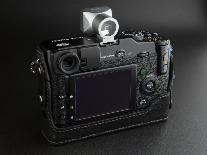 <b>背面は大きく空き、ボタン操作を妨げないデザインになっている</b>