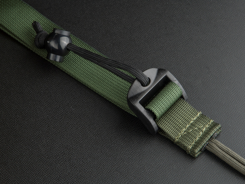 <b>イージーアジャスト系の機能を組み込み、すばやくストラップの長さを調節できる</b>