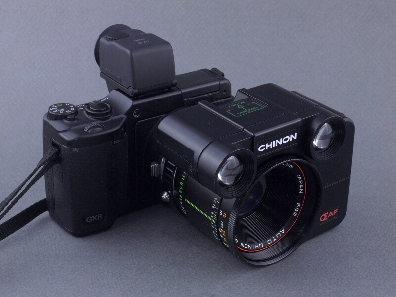 <b>全てのユニットを組み合わせると、見たこともないような姿のカメラになる（笑）。このAFレンズのロボットの顔のようなデザインは、1980年代の「テクノ」を反映していると言える。</b>