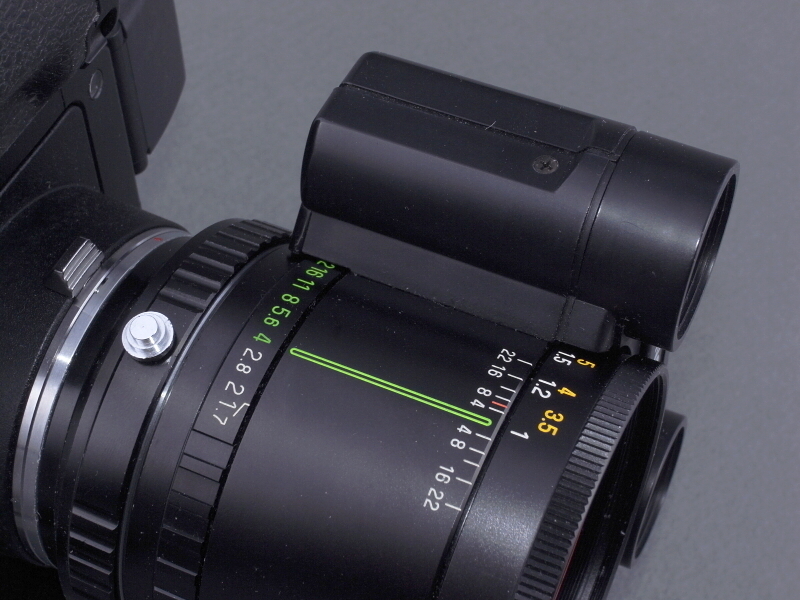 <b>レンズの右側面には距離や被写界深度の他、絞り値も表示されている。絞り値は2色で塗り分けられているが、緑色のF4以下が「AF推奨絞り値」である。黎明期のAFのため、F2.8以上の被写界深度ではピントの精度が保障されていないのだ。</b>