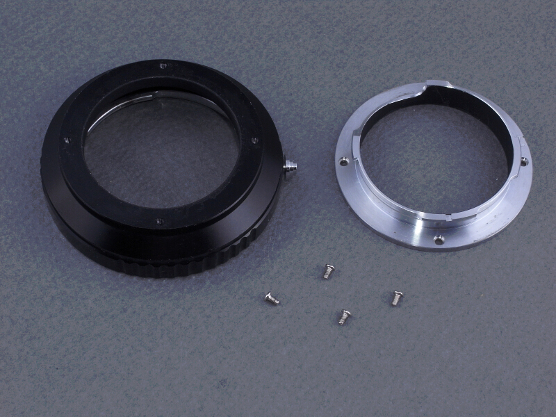 <b>本文で述べたように、AF 50mm F1.7とGXR MOUNT A12をただ組み合わせただけでは、AFでピントが合わない。マウント変換リングのフランジバックを調整する必要があるのだ。そこでまず、マウントアダプターのカメラ側のMマウントを外す。</b>