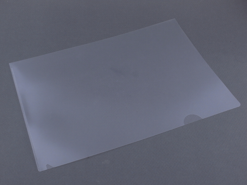 <b>いくつか素材を試した結果、100円ショップで購入したクリアホルダーで、フランジバック調整用のスペーサーを作ることにした。</b>