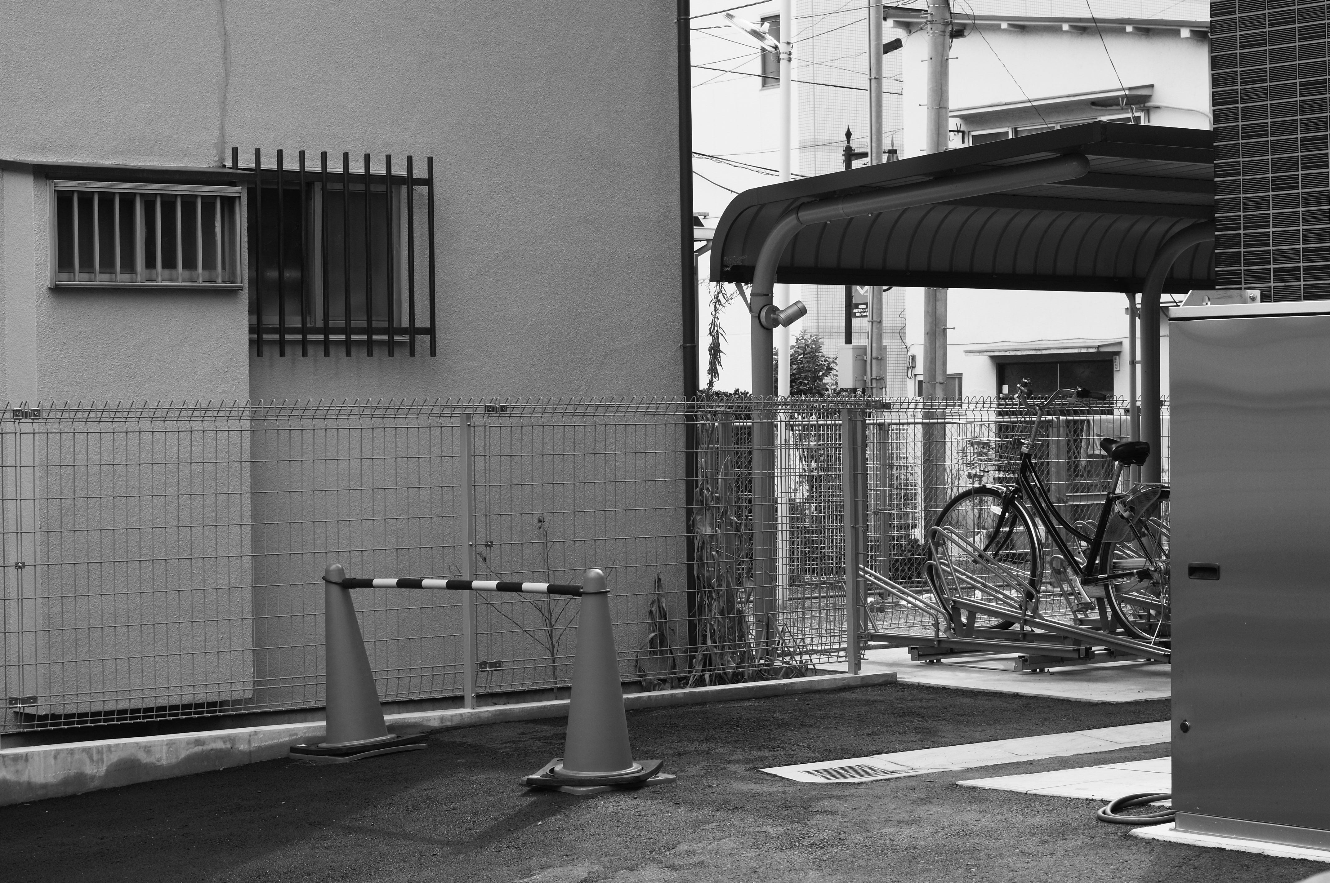 <b>先ほどのピンボケ写真と同じくらいの中距離の壁面だが、きちんとピントが合っている。あまり細かいことは気にせず、その昔の「テクノ」を堪能するのがこのレンズを使うコツだ（笑）GXR MOUNT A12 / CHINON AUTO FOCUS LENS 50mm F1.7 / 4,288×2,848 / 1/104秒 / F8 / 0EV / ISO200 / WB:オート / 50mm</b>