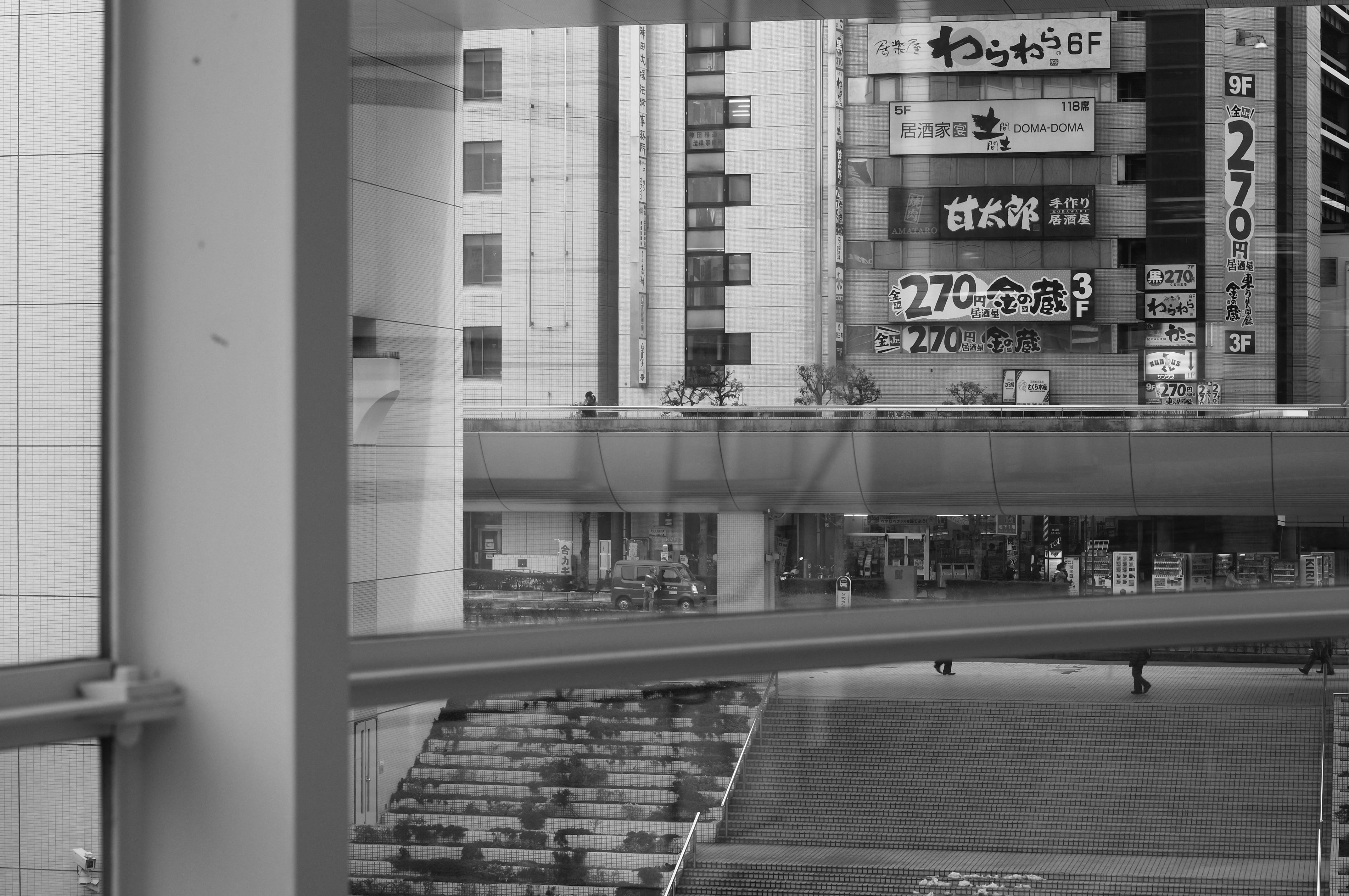 <b>これもガラス越しの撮影だが、向こうの風景にピントが合っている。描写そのものは非常に繊細で、感心してしまう。GXR MOUNT A12 / CHINON AUTO FOCUS LENS 50mm F1.7 / 4,288×2,848 / 1/97秒 / F8 / 0EV / ISO200 / WB:オート / 50mm</b>