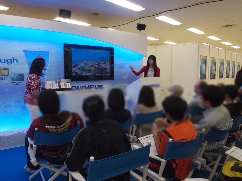 <b>取材時のステージでは、鈴木あやの氏による「ドルフィン撮影の魅力」を開催していた。清水淳氏によるステージも予定</b>