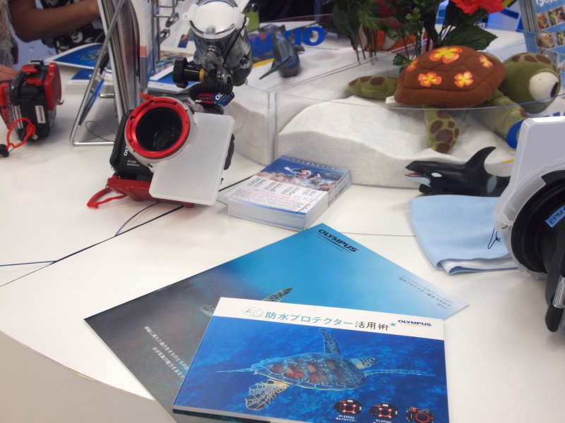 <b>タッチ&amp;トライのテーブルには「防水プロテクター活用術」という冊子を用意していた</b>