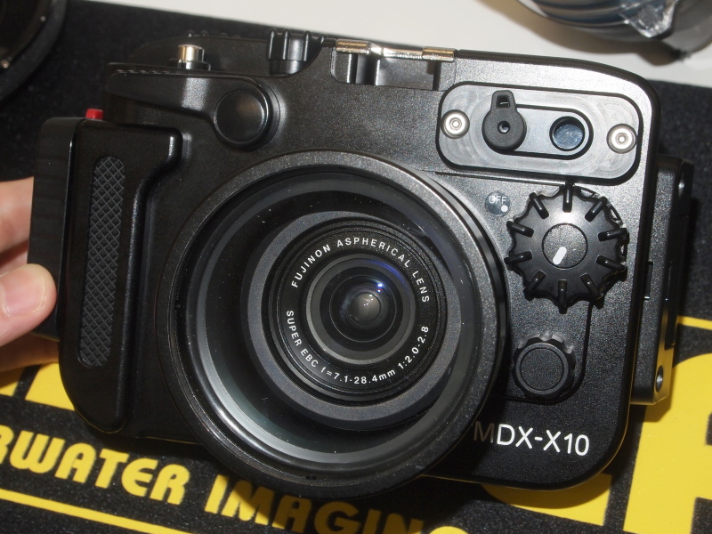 <b>FUJIFILM X10用の防水ハウジング。レンズ鏡胴の操作にも対応する。4月末発売予定</b>