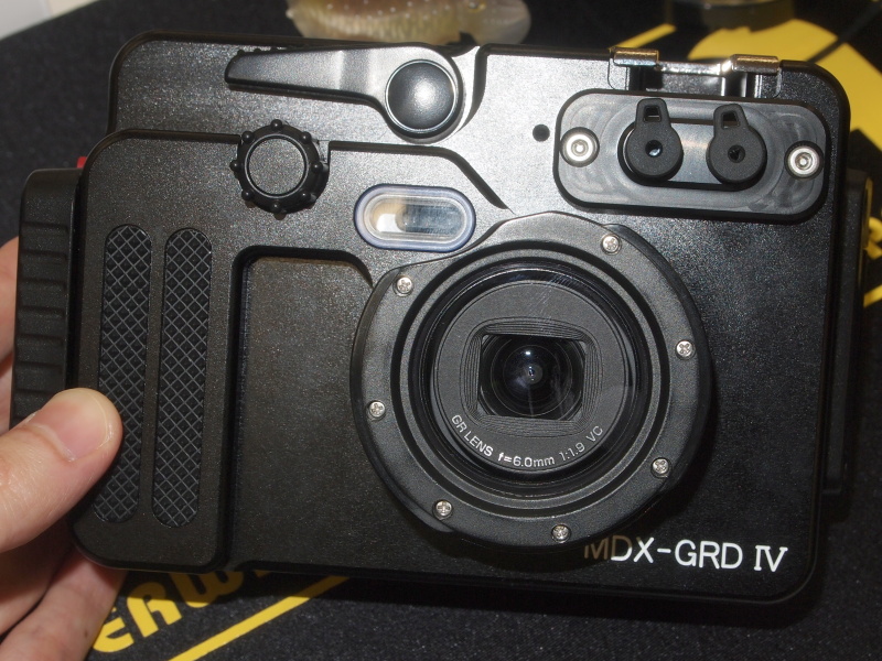 <b>リコーGR DIGITAL IV用の防水ハウジング。4月末の発売を予定している</b>