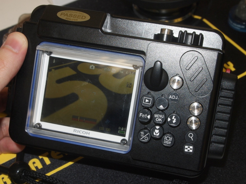 <b>背面のADJ.レバー操作と押し込みにも対応する</b>