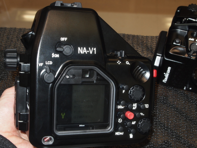 <b>液晶モニターでの撮影がメインになるが、EVFも覗けるようになっている</b>