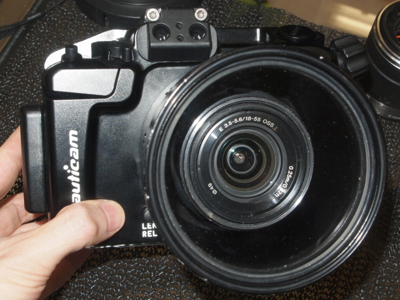 <b>ソニーNEX-7用ハウジング。標準ズームレンズを装着</b>