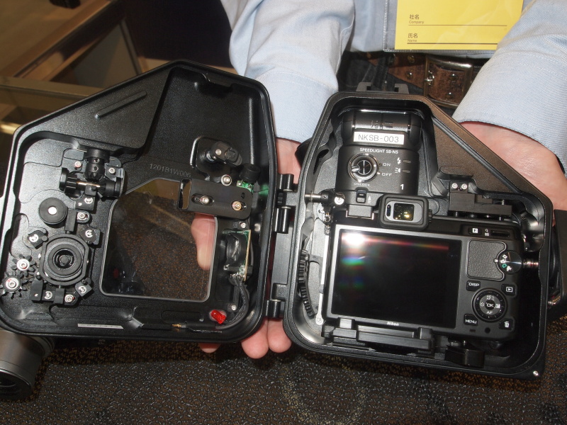 <b>Nikon 1 V1用ハウジングの内部。内蔵ストロボを持たないため、オプションのクリップオンストロボを付けた状態で使用する</b>
