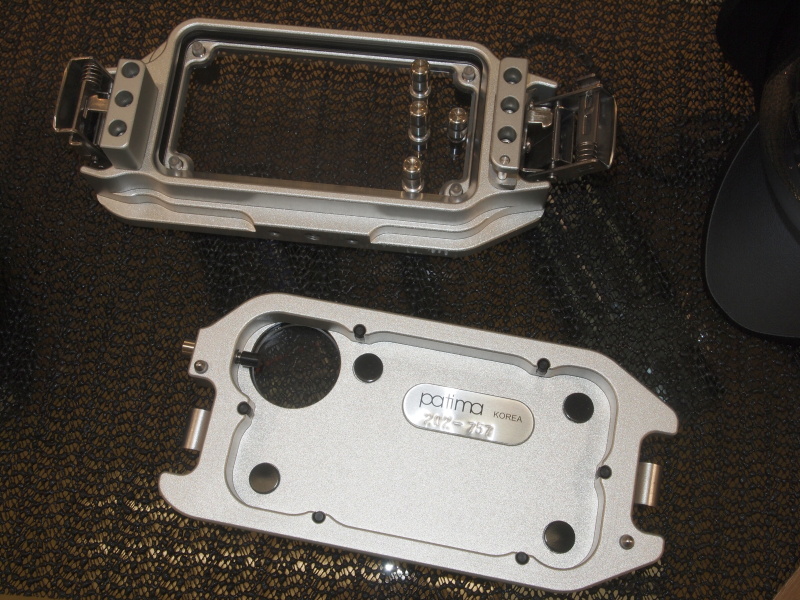 <b>水深300mに耐えるというiPhone 4S用ケースは、専用アプリとの組み合わせで静止画・動画撮影を行なえる。iOSのアップデートでカメラ起動のショートカットが変わってしまったことにより、アプリ配布で対応したそうだ</b>