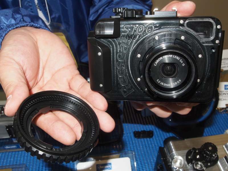 <b>キヤノンPowerShot S100用のハウジング。水中で砂を噛んでも、写真のようにユーザー自身で取り除ける構造とした</b>