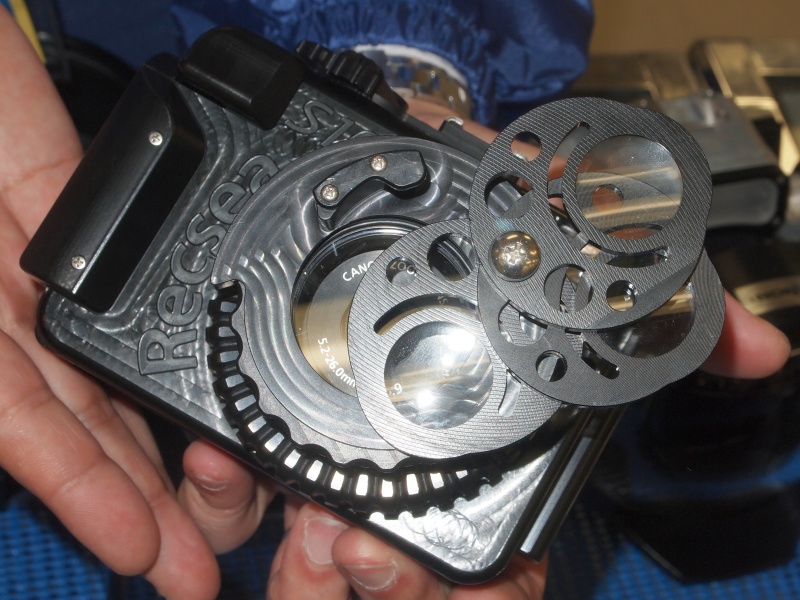 <b>前面にオプションの拡大レンズを取り付けると、3段階に拡大撮影が行なえるという</b>