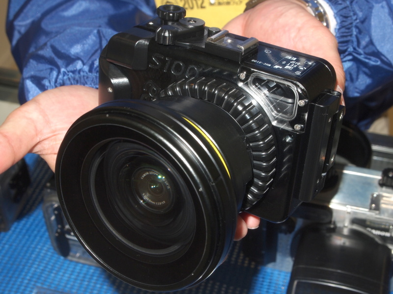 <b>他社製のワイドコンバージョンレンズを装着したところ</b>