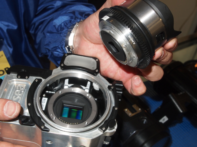 <b>レンズ交換式カメラ用のハウジングでは、陸上でのレンズ交換時などに水滴が侵入しにくいよう、レンズポートの形状も工夫している</b>