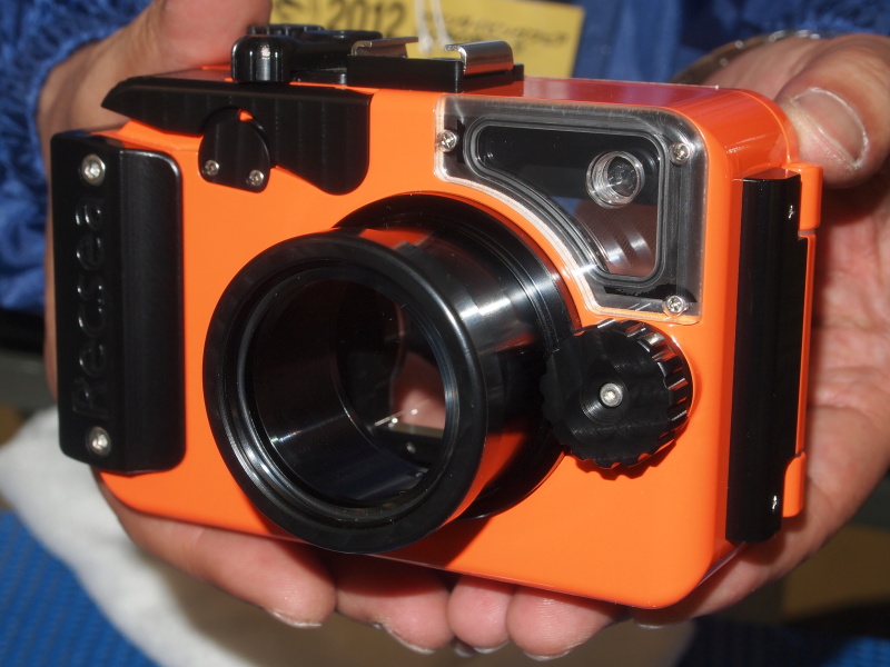 <b>塗装も自社で行なう。以前ある女性が携帯電話を持参し「ハウジングをこれと同じ色に」というオーダーがあったそうだが、そうした注文にも対応可能という</b>