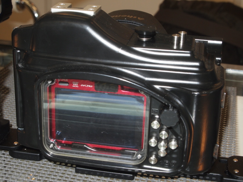 <b>背面右手側のダイヤルも回転・押し込みともに操作可能</b>