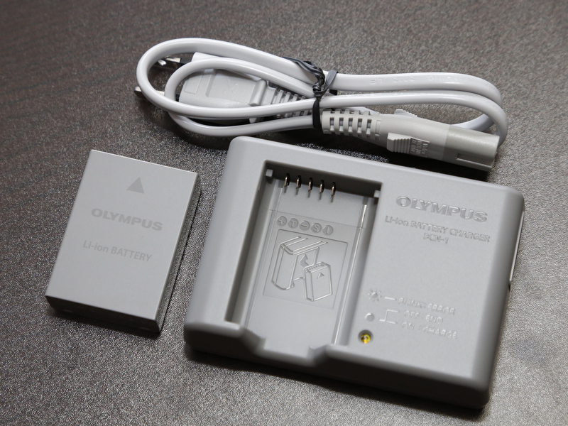 <b>充電池BLM-5と充電器BCN-1。BLM-5はいまのところE-M5専用品。BLS-1、BLS-5とは互換がないので、PENシリーズとは共用不可。</b>