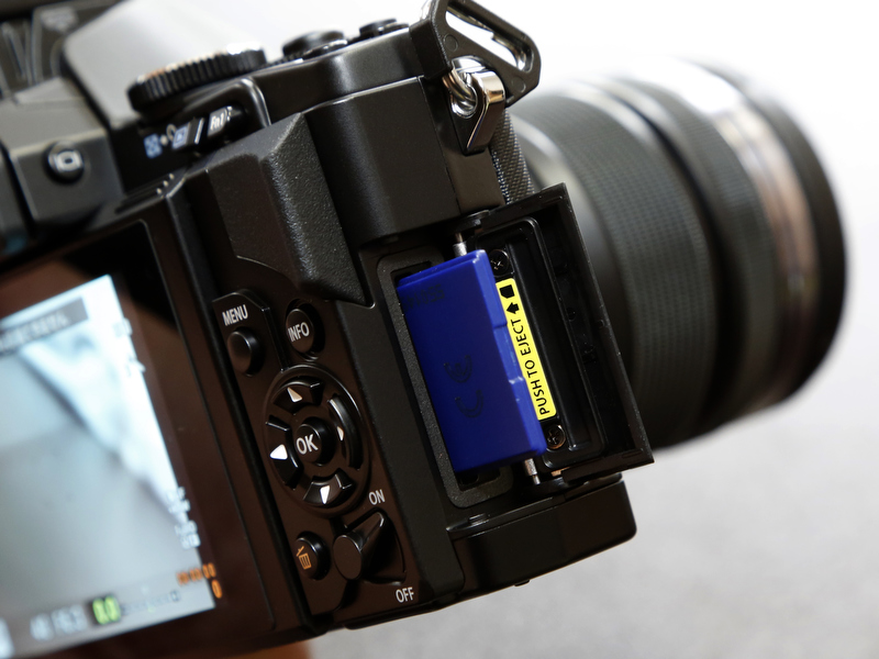 <b>記録媒体はSDXC/SDHC/SDメモリーカード。スロットには端子面を背面側にして挿入。Eye-Fiカードにも対応</b>