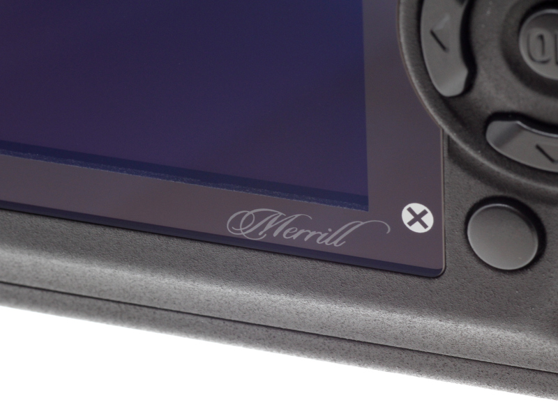 <b>外観上のSD1との違いは、背面モニター脇に「Merrill」のサインが入っていること</b>