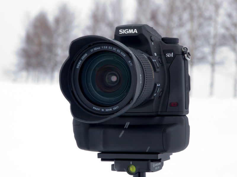 <b>バッテリーグリップPG-31を装着。充電池は寒さに弱いのでポケットで温めた充電池と交換しながら撮影を行なう。バッテリーグリップは充電池を2個装着できるので長時間の撮影に便利</b>