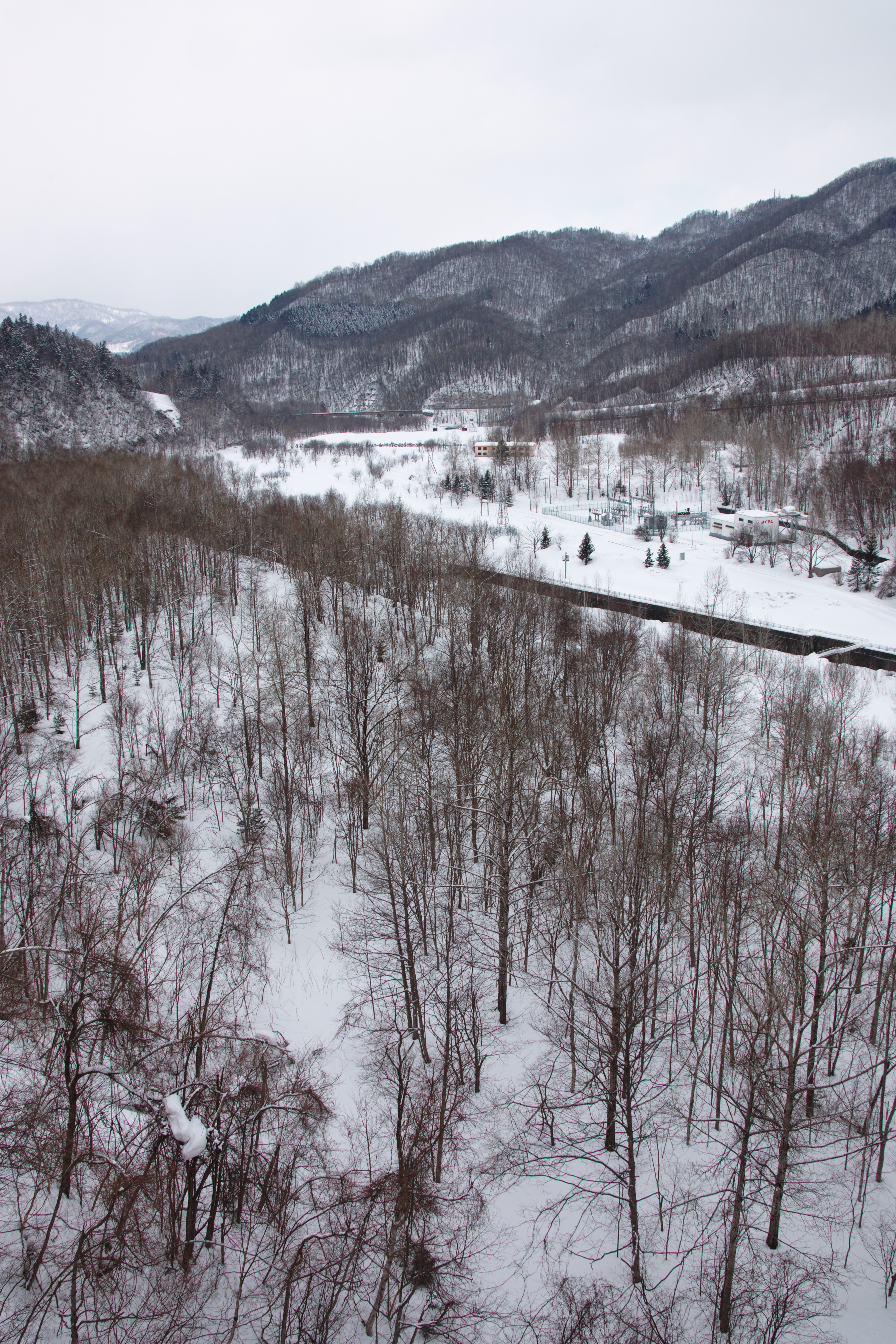 <b>ダム上部の管理棟からダムの下部を望む。蓄えられた水は水力発電によってエネルギーを生み出す。自然と人の暮らしの交わる場所。SD1 Merrill / 17-50mm F2.8 EX DC OS HSM / 約17.5MB / 3,136×4,704 / 1/100秒 / F11 / +0.3EV（現像時-0.3、X3 Fill Light+0.1） / ISO100 / 17mm</b>