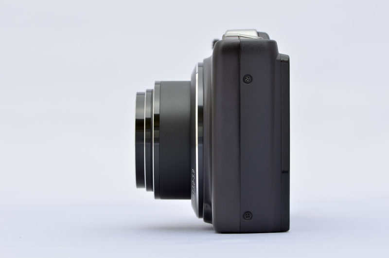 <b>8群9枚構成の光学12.5倍ズームレンズを搭載。24-300mm相当の画角をカバーする。開放F値はF3-5.9</b>