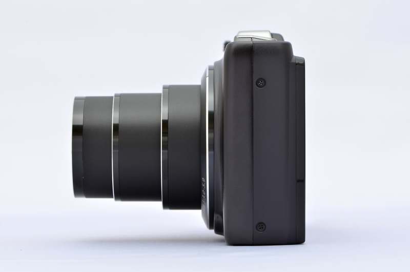 <b>8群9枚構成の光学12.5倍ズームレンズを搭載。24-300mm相当の画角をカバーする。開放F値はF3-5.9</b>