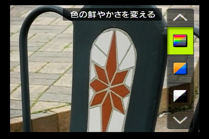 <b>最も簡単な撮影モード「iAUTO」時には、鮮やかさ、色合い、明るさが「ライブガイド」で直感的に調節できる。タッチパネルパネルはここでも活躍する。</b>