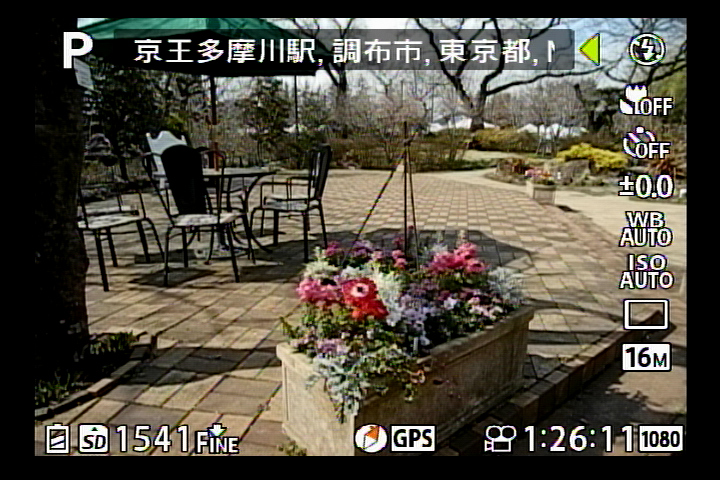 <b>撮影モードでの画面表示。上側にはGPSの位置情報が表示され、右側にはファンクションメニューが縦に並ぶ。上から下へとメニュー項目を移動させていく（選択する）と、5段目のホワイトバランスの所で移動がいったん止まってしまう。これにはイライラさせられる。</b>