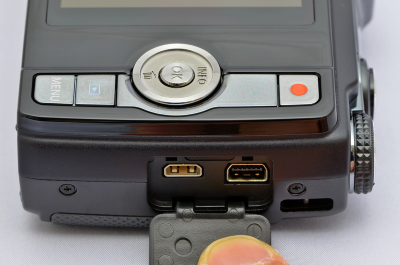 <b>グリップ側の側面のコネクターカバー内には、HDMIマイクロコネクタとマルチコネクタがある。</b>