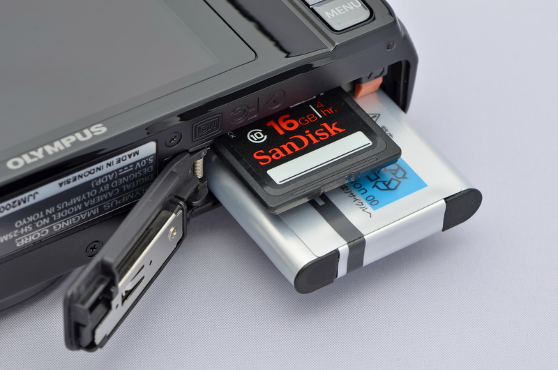 <b>記録メディアはSDXC/SDHC/SDカード。UHS-IやEye-Fiカードにも対応する。Eye-Fi送信予約機能も備えている</b>