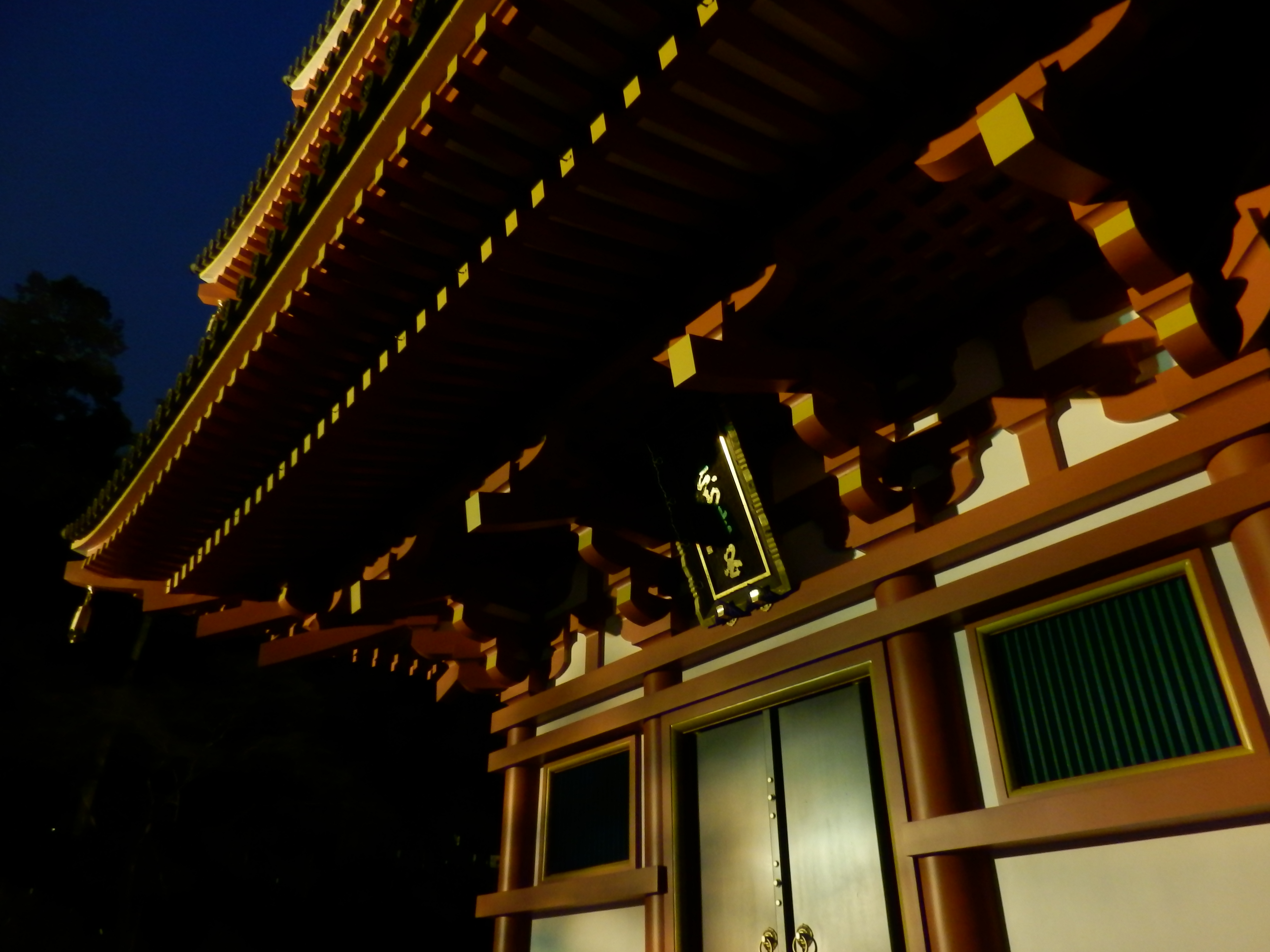 <b>手持ち夜景モードで撮影。SH-25MR / 約3.6MB / 4,608×3,456 / 1/2秒 / F3 / 0.0EV / ISO400 / WB:オート / 4.2mm</b>