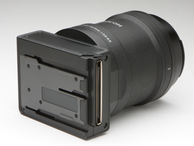 <b>カメラユニットA16をベース側から見たところ。鏡筒がベース部上部より、はみ出していることが分かる。</b>