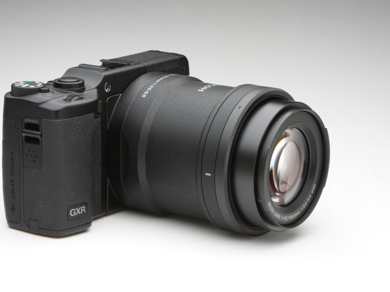 <b>電源をONにし、ワイド端にセットした状態。レンズ先端が僅かに繰り出す。</b>