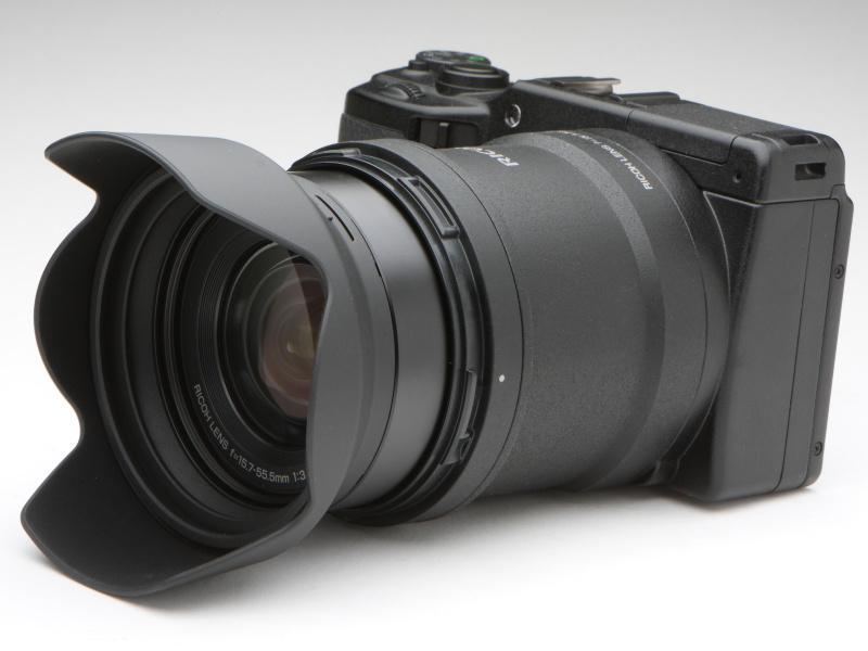 <b>オプションのレンズフード「LH-2」を装着した状態。アウターの鏡筒先端の飾りリングがないのは、筆者の失念。</b>