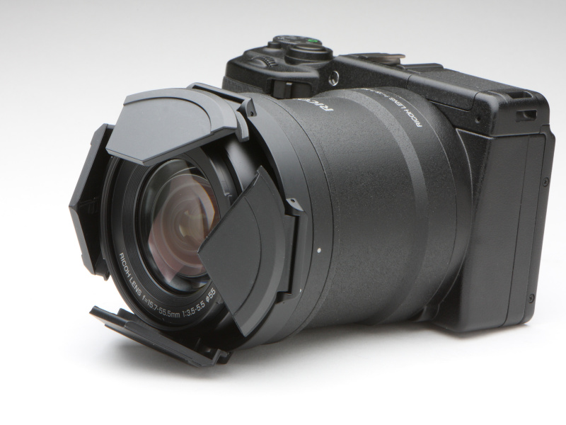 <b>自動開閉式レンズキャップ「LC-3」を装着したA16。レンズはワイド端の状態。</b>