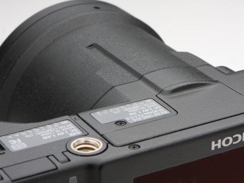 <b>カメラユニット底部の鏡筒の一部も、雲台やアクセサリーシューを装着した際、干渉しないように削られGXR本体と“ツライチ”となる。</b>