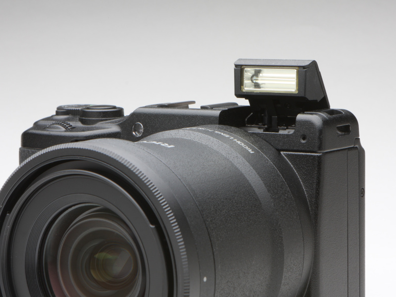 <b>GXR本体に内蔵されたストロボは、A16の装着によりケラレが生じるようになった。ストロボ発光が必要な場合は、外部ストロボGF-1を使用する。</b>