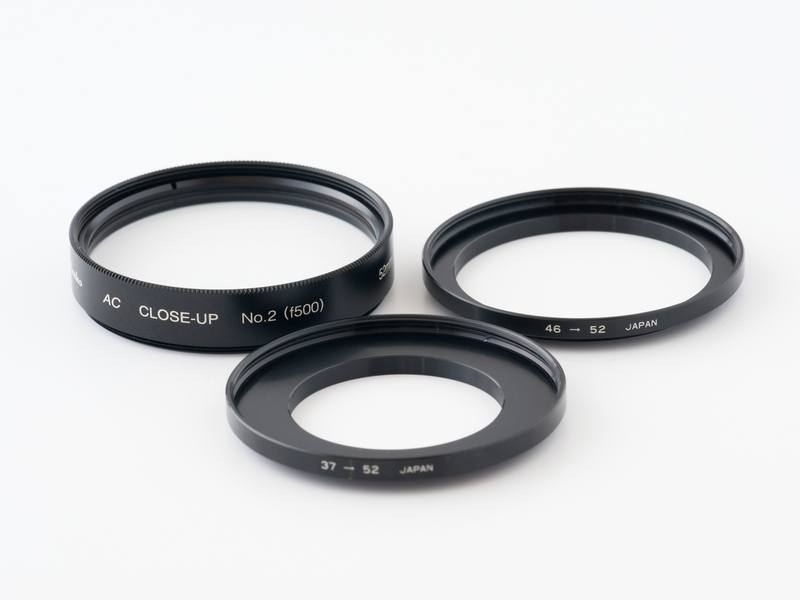 <b>買ったのはケンコーのACクローズアップレンズNo.2（52mm径）と、エツミの変換リング37→52mm（M.ZUIKO DIGITAL 45mm F1.8用）、マルミのステップUPリング46→52mm（LUMIX G 20mm F1.7 ASPH.用）の3点。</b>