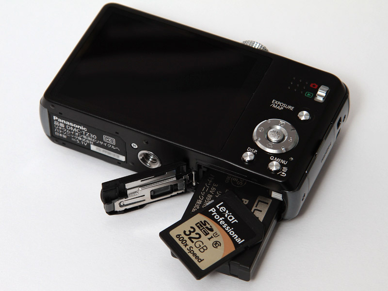 <b>バッテリーは変更なし。記録メディアはSDXC/SDHC/SDメモリーカードに対応。Class4以上が推奨。</b>