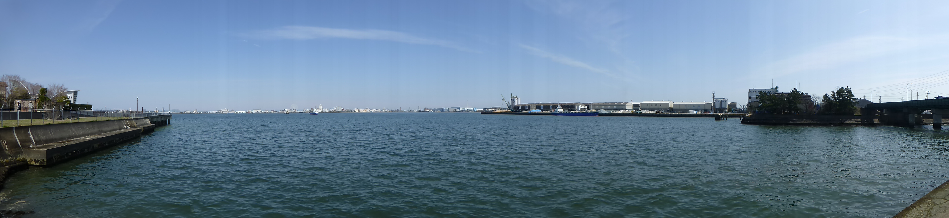 <b>ゆっくりパンした例。DMC-TZ30 / 約1.7MB / 3,760×864 / 1/500秒 / F6.3 / -0.3EV / ISO100 / WB:オート / 4.3mm</b>