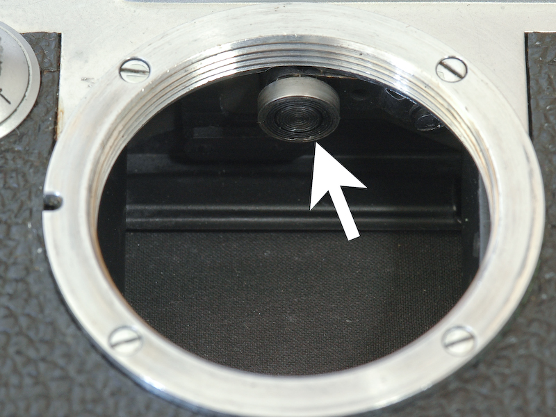 <b>ライカの距離計連動コロ：レンズマウントを介して情報のやりとりをするようになった最初のものは、おそらく連動距離計のためのフォーカシング情報だろう。矢印で示したコロでフォーカシングによるレンズの前後の動きを検出し、ボディ上部の距離計に伝える。</b>